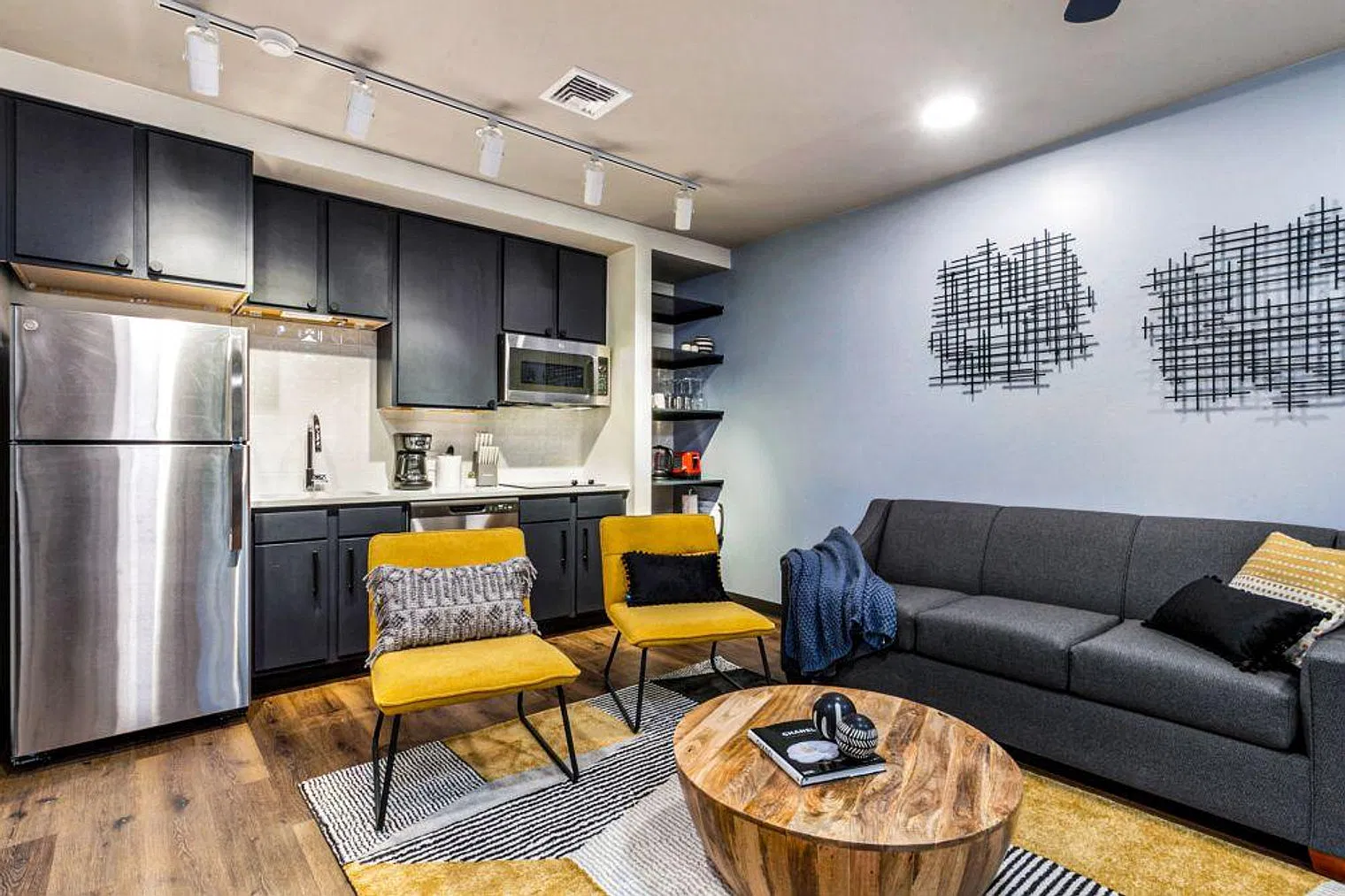 2 bed, 1.0 bath, 904 sqft, $8,929 — Photo 2