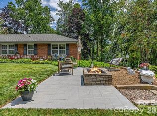 11 Blueberry Hill Rd, Asheville, NC 28804