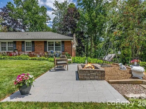 11 Blueberry Hill Rd, Asheville, NC 28804