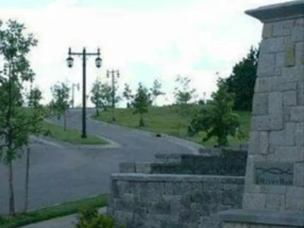 1737 Overlook Dr, Salina, KS 67401