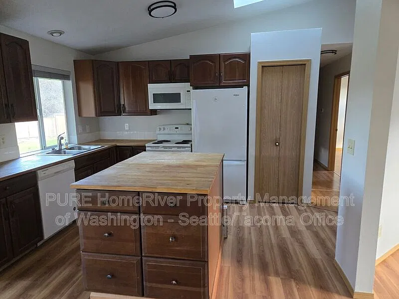 3 bed, 2.0 bath, 1584 sqft, $2,750 — Photo 2