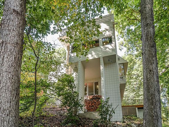 5th image of 180 Riverview Ct