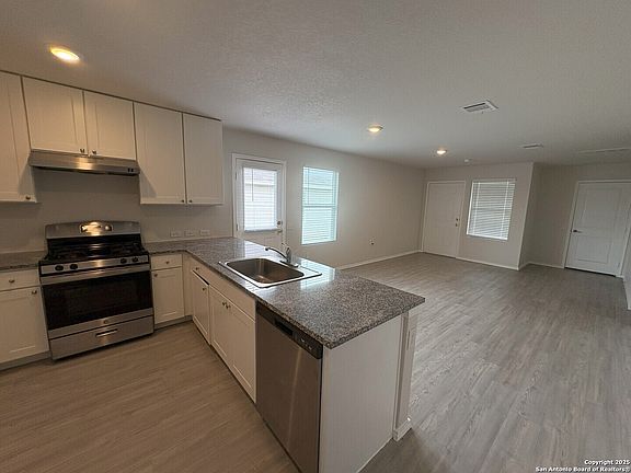 5th image of 711 Vermilion