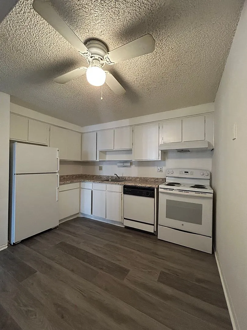 Wonderful 1 BR/1 BA Ground Floor Condo in Secured Bldg! — Photo 3