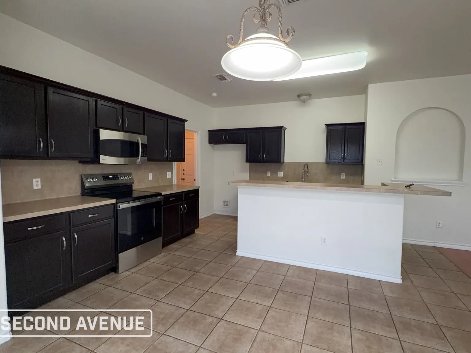 5 bed, 2.5 bath, 2573 sqft, $2,350 — Photo 4
