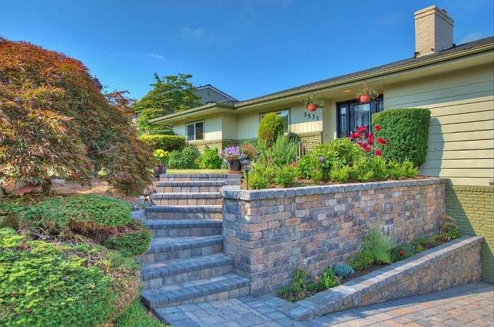 Sandstone brick drive