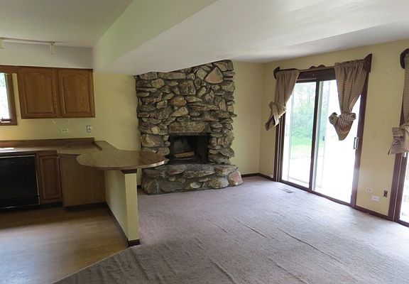 5th image of 421 Nippersink Ave