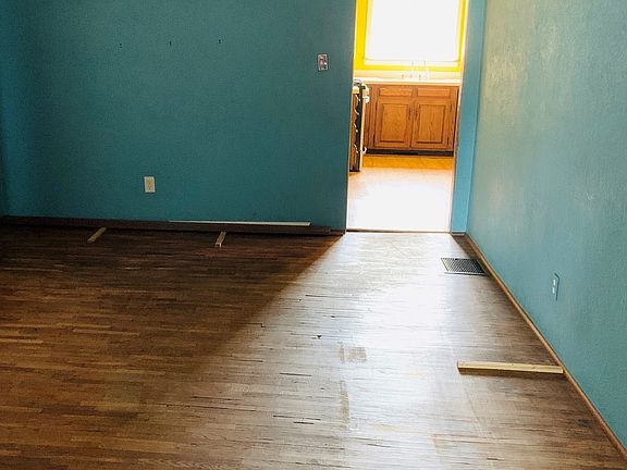 5th image of 570 E Division St
