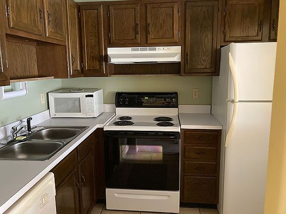 4th image of 28 Pine Arbor Ln