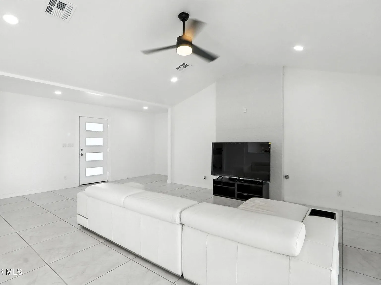 4 bed, 2.0 bath, 1995 sqft, $2,500 — Photo 4