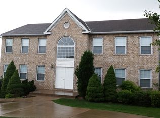 140 Falcon Ridge Dr, North Huntingdon, PA 15642