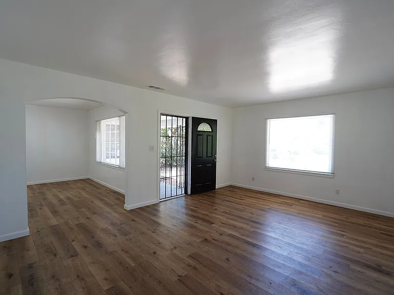 604 W 10th St — Photo 10