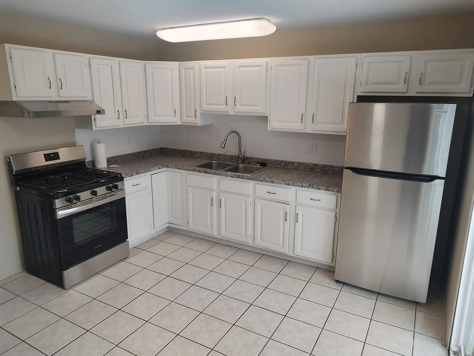 3 bed, 1.0 bath, 1339 sqft, $2,500 — Photo 4