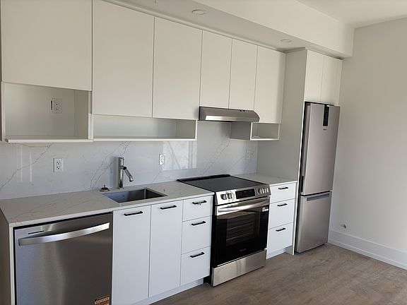 2nd image of 206 King St W #907