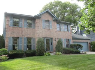 250 N Cambridge Dr, Geneva, IL 60134