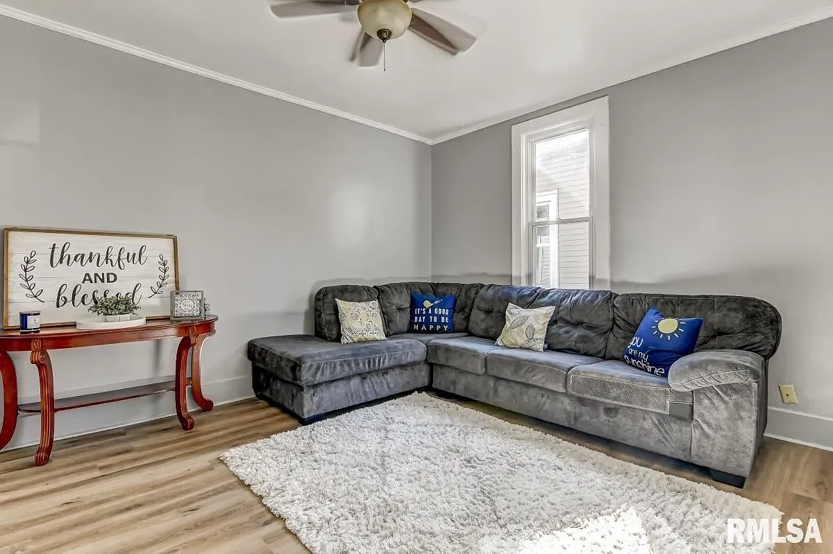 3 bed, $1,300 — Photo 2