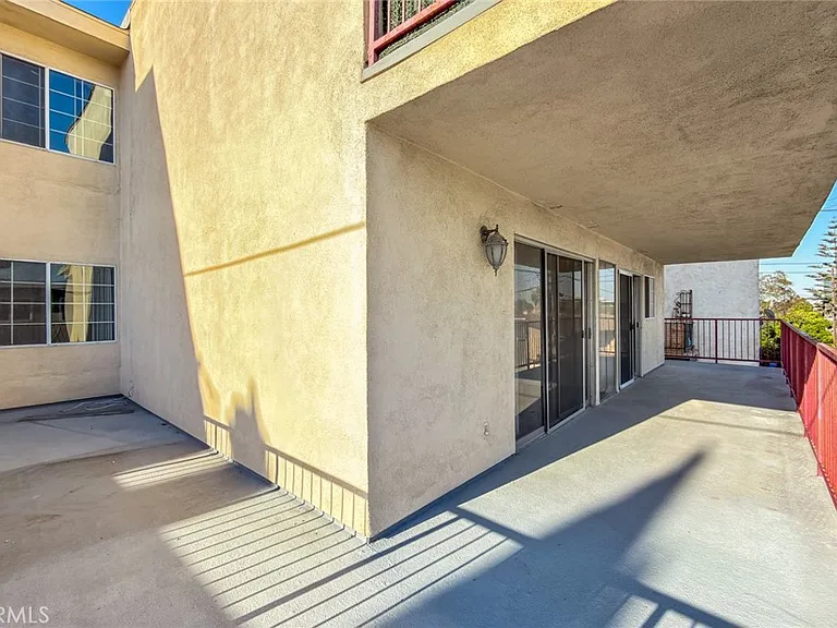 810 E Grand Ave — Photo 31