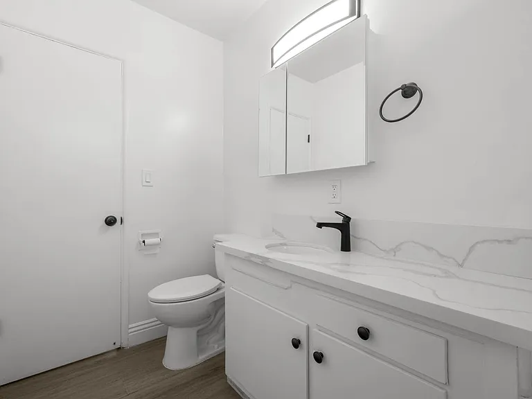 3907 Roxanne Ave #8 — Photo 18