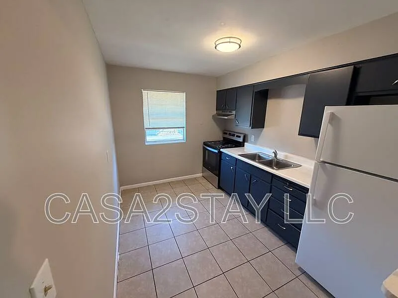 2 bed, 1.0 bath, $750 — Photo 2