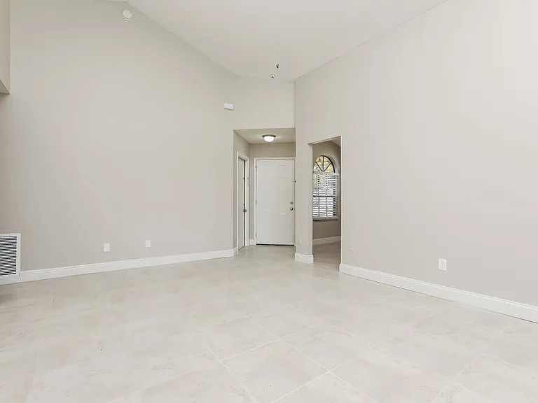 173 Lakeside Cir — Photo 4
