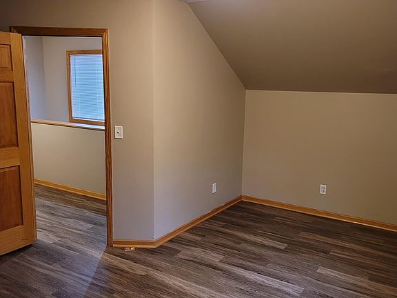 4th image of 292 Stinson St