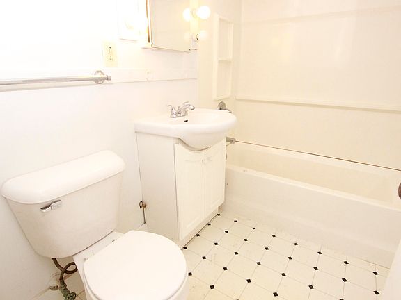 5th image of 311 Woodward Ave APT 3
