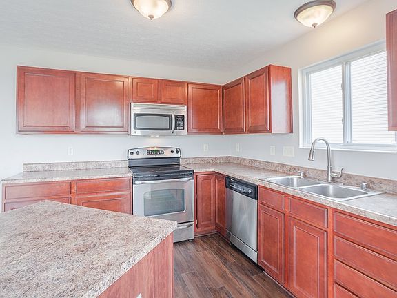 3rd image of 10174 Meadow Glen Dr