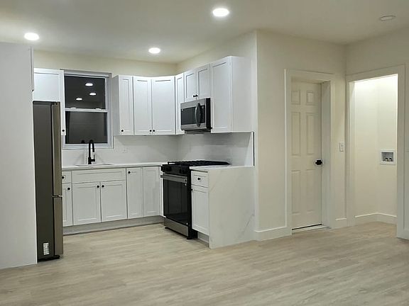 2nd image of 336A Danforth Ave #4