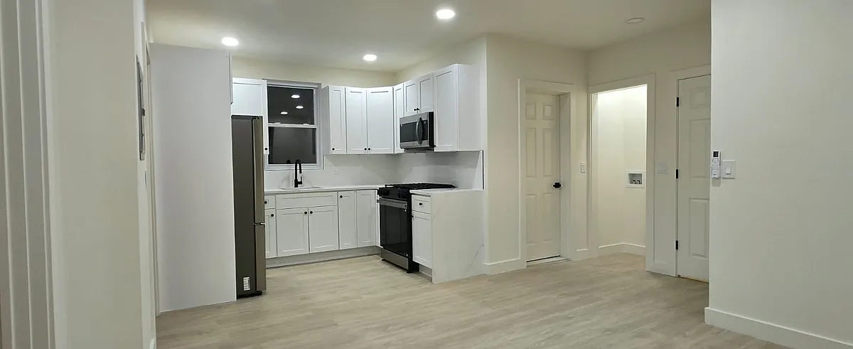 Building Photo - 336A Danforth Ave #4