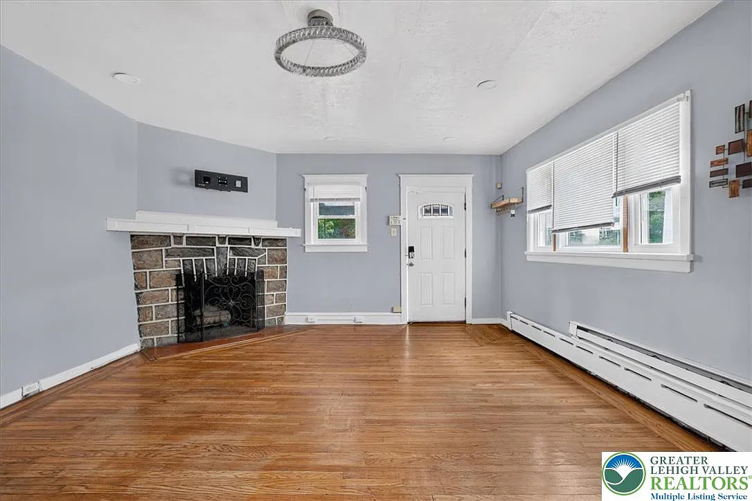4 bed, 1.0 bath, 1637 sqft, $2,300 — Photo 4