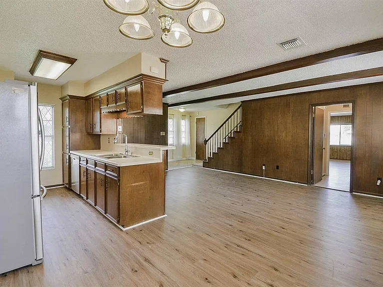 13915 Roundstone Ln — Photo 10