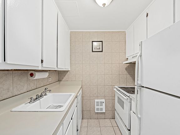 3rd image of 704 Washington St