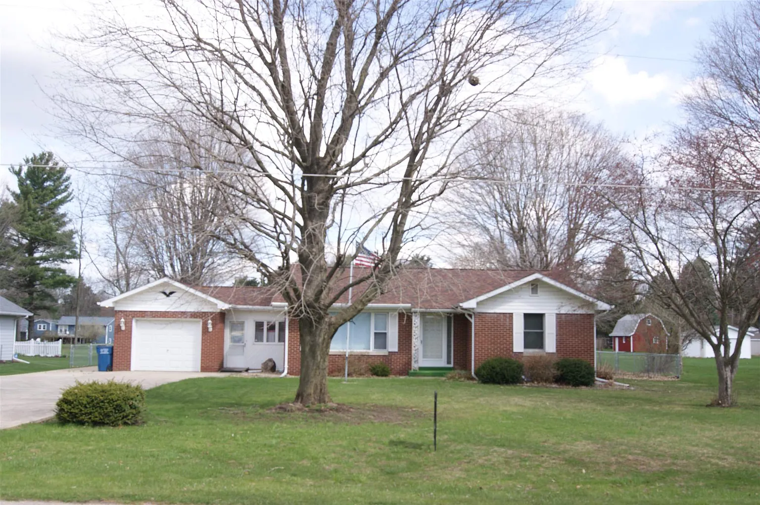 2163 W Oak St photo 1