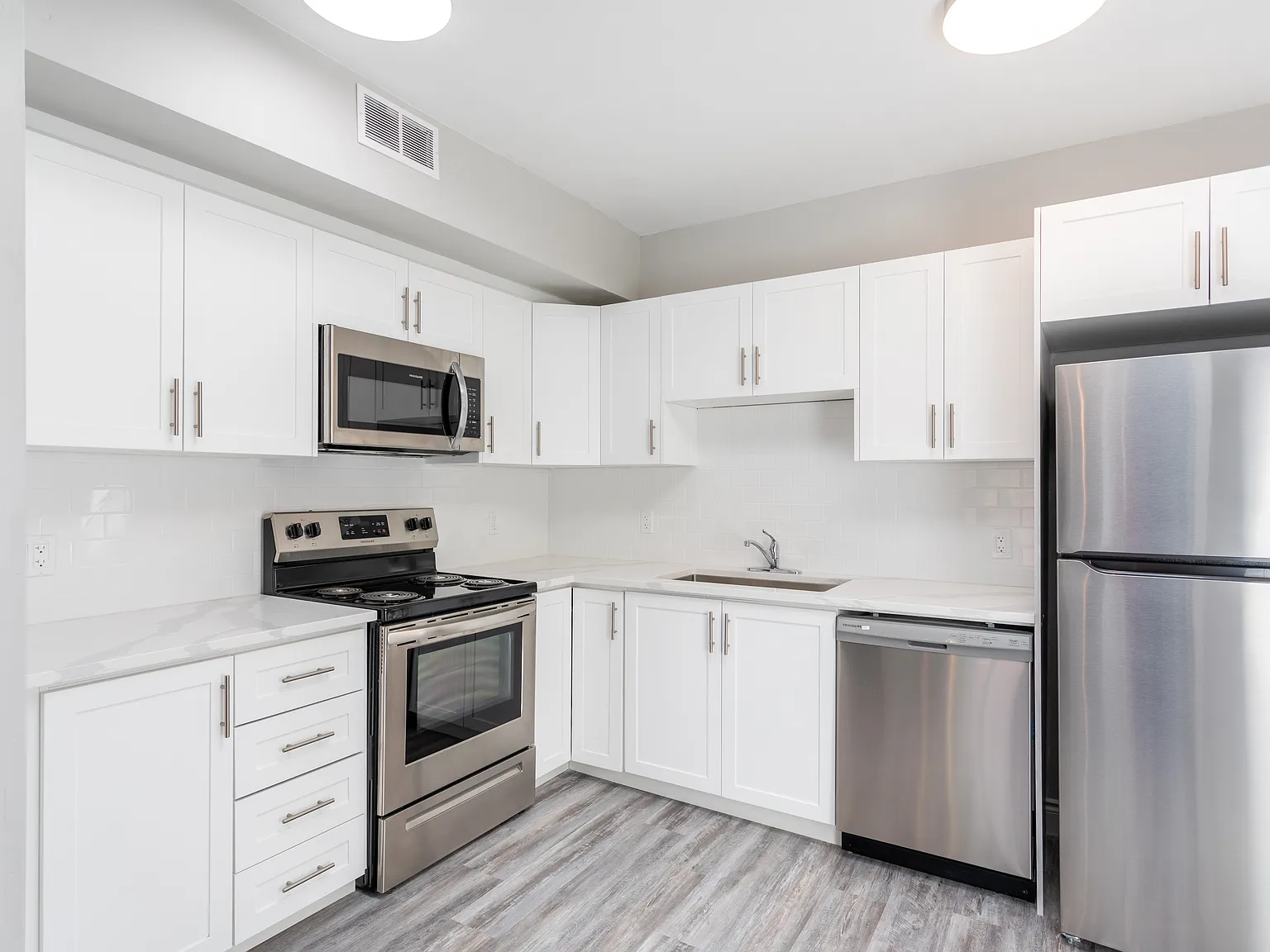 Spacious and Trendy 2 bedroom Rental — Photo 1