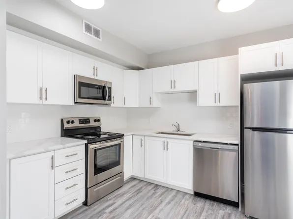 1141 Main St E #2, Hamilton, ON L8M 1P2
