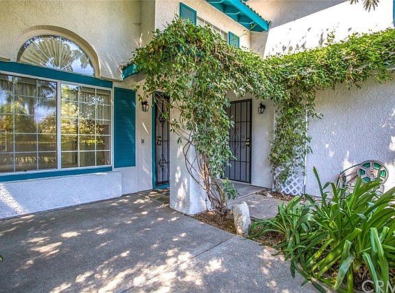 Front porch with courtyard