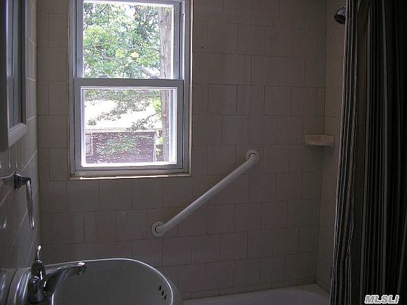 5th image of 252 N Nassau Ave