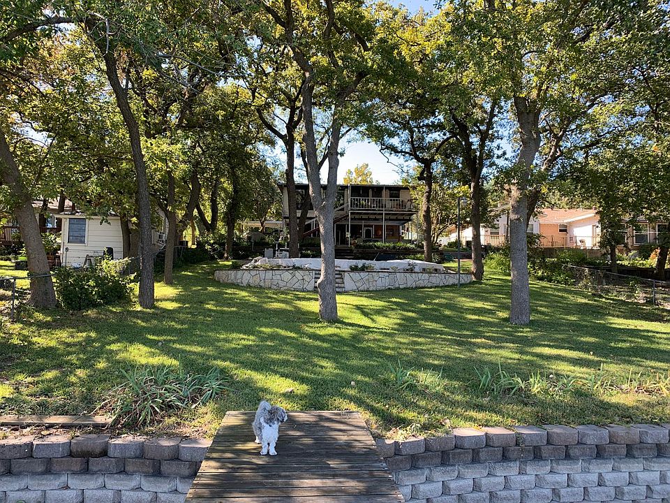 Lakefront 1st floor apartment