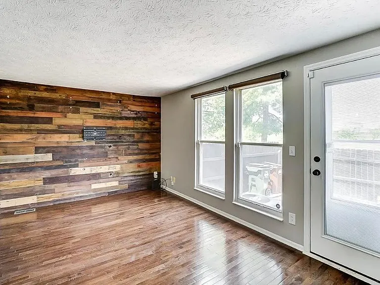 6406 Amber Ct — Photo 4
