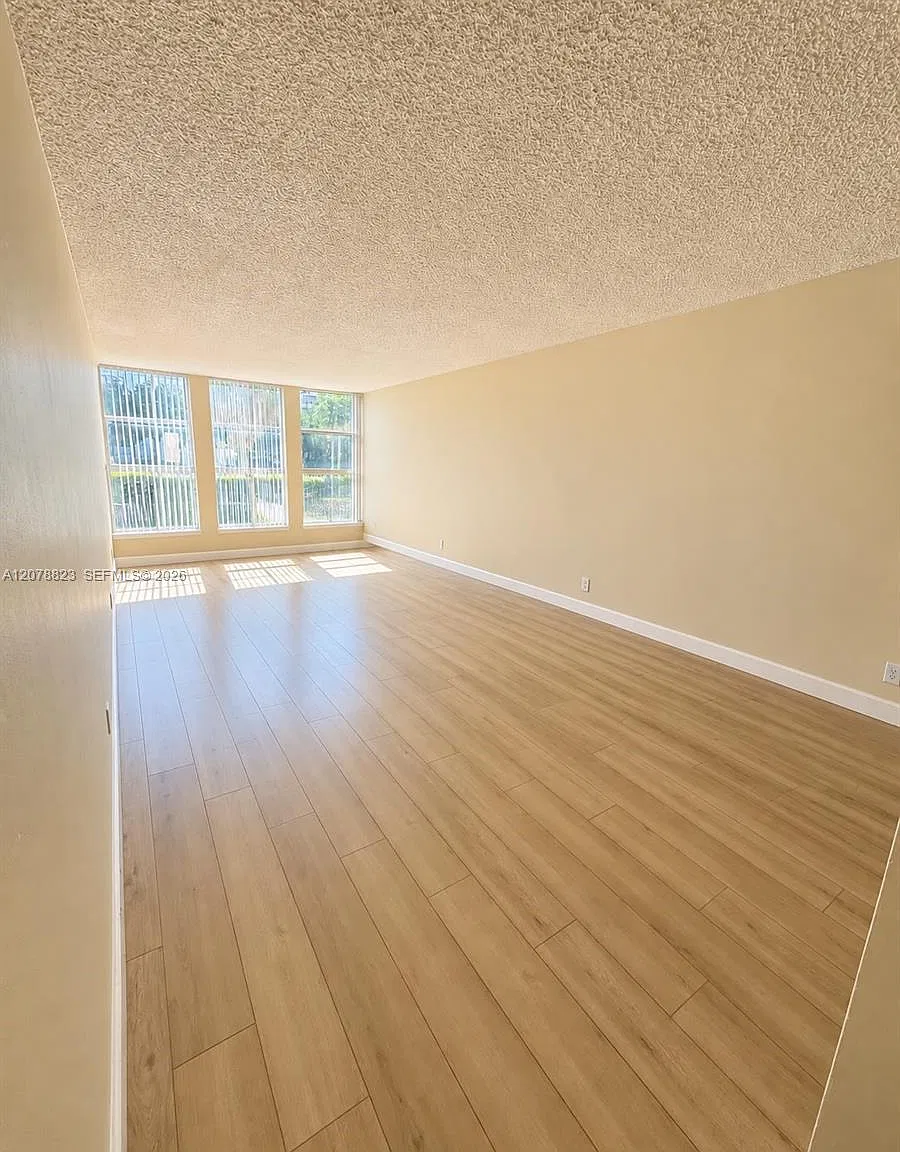 Desoto Park Condo — Photo 3