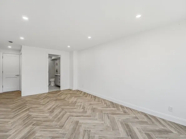 166-25 Powells Cove Boulevard image 20 of 31