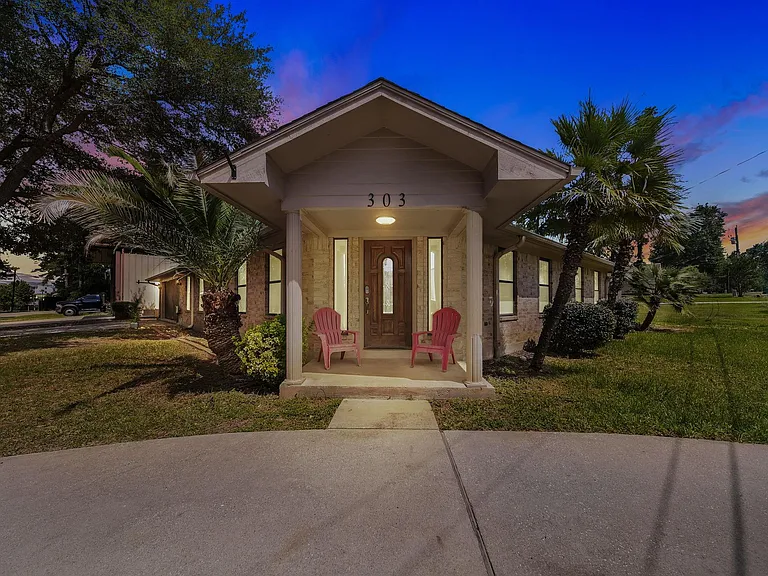 303 Shawnee Dr — Photo 1