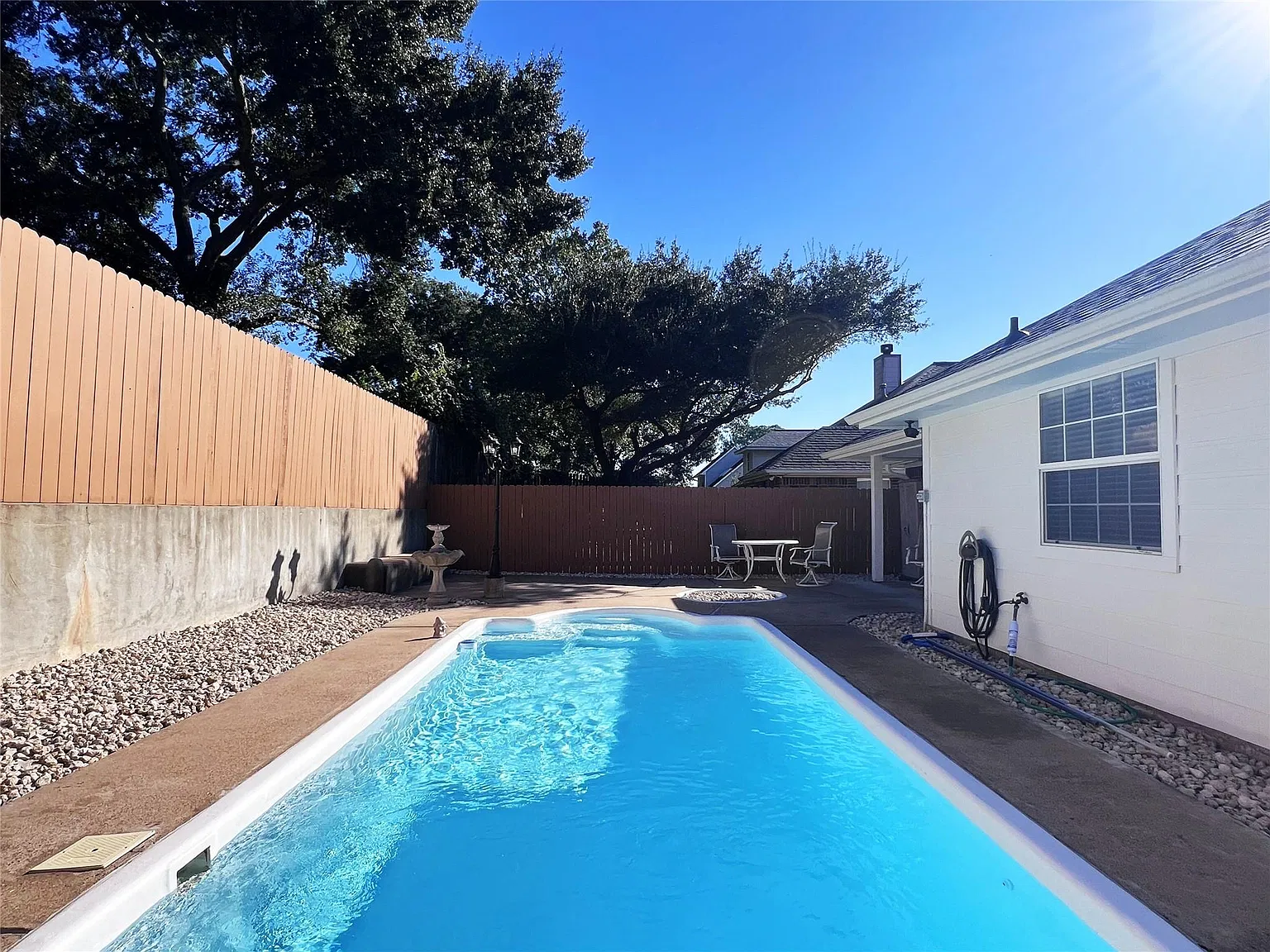 3 bed, 2.0 bath, 1487 sqft, $2,200 — Photo 2