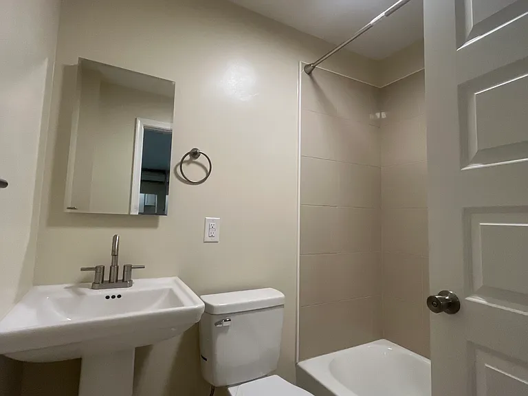 West Franklin Apts — Photo 6