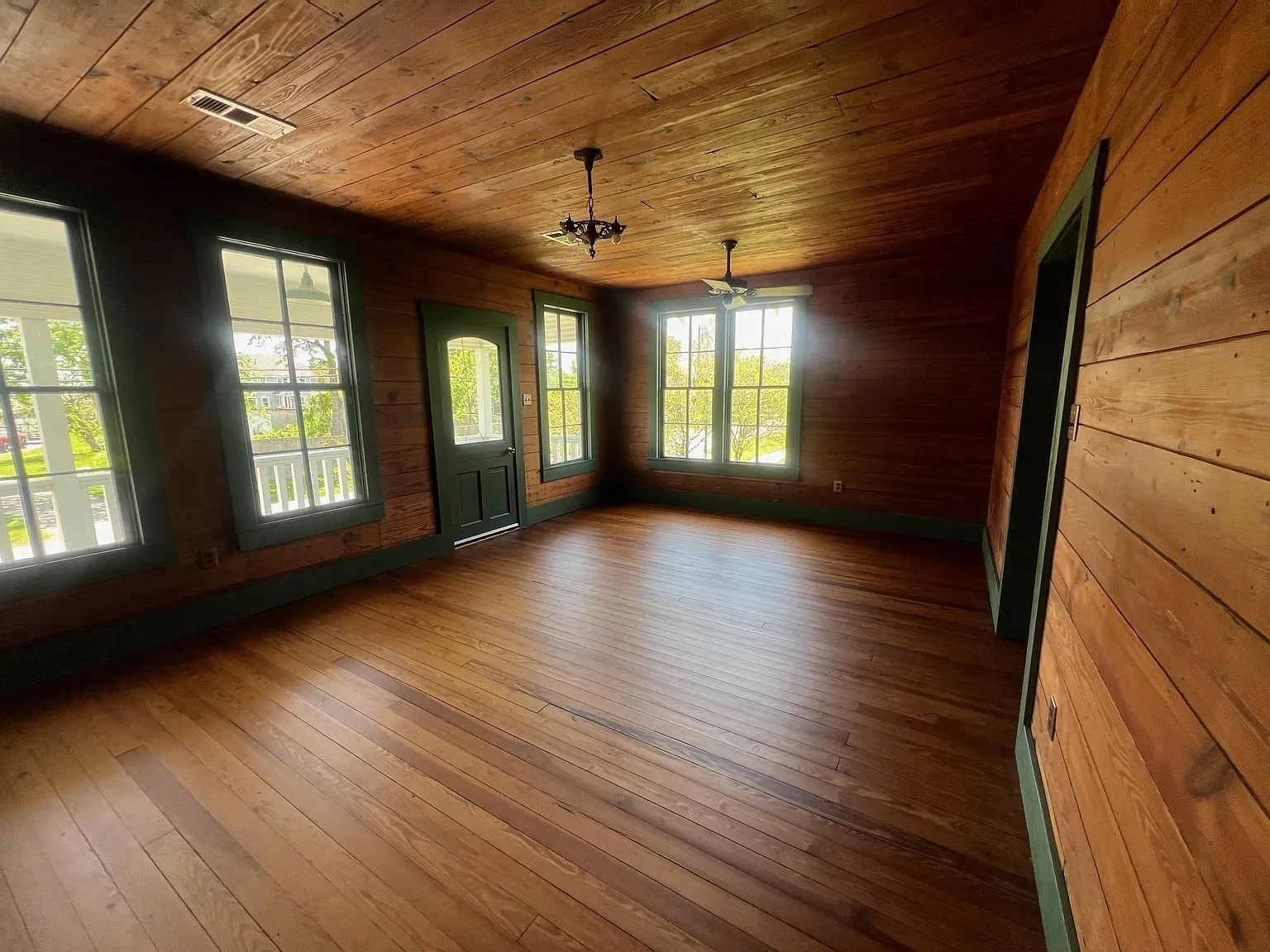 3 bed, 1.0 bath, 1641 sqft, $3,900 — Photo 2