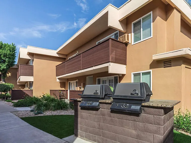 Dorado Plaza Apartments — Photo 14