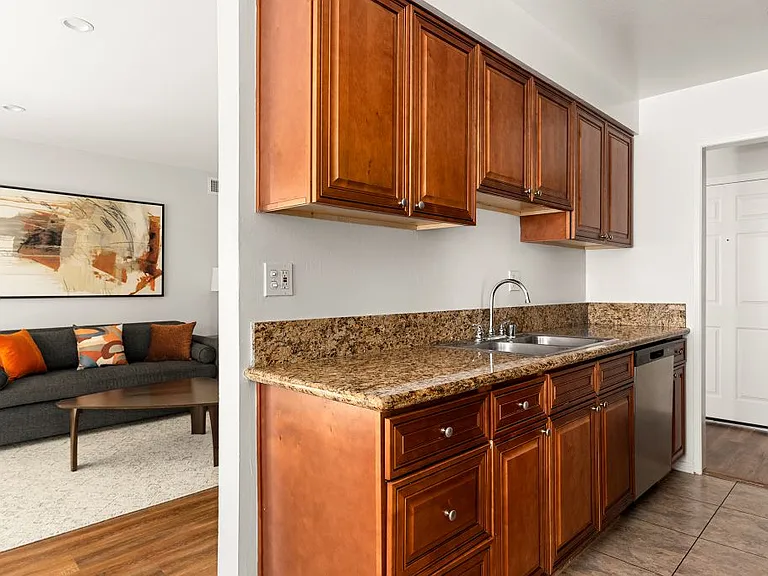 Lombardi Apartments — Photo 4