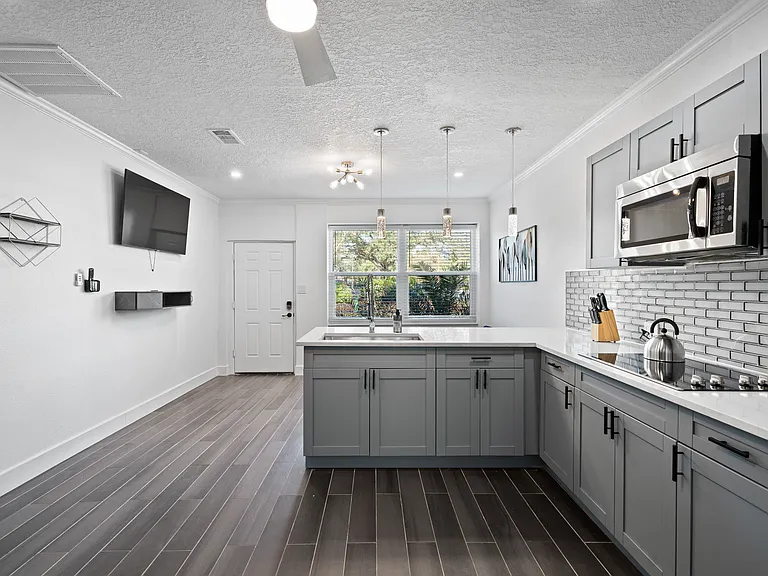 2608 W Swann Ave #D — Photo 1