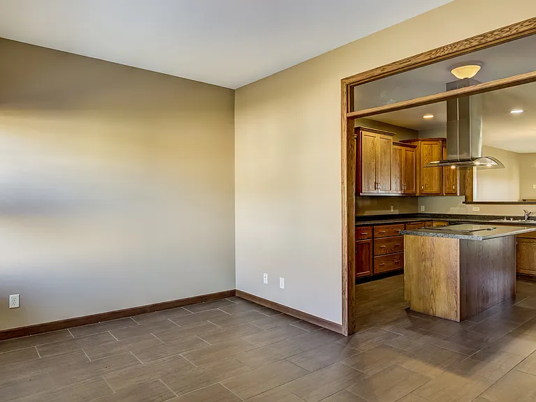 956 Parkland Dr — Photo 5