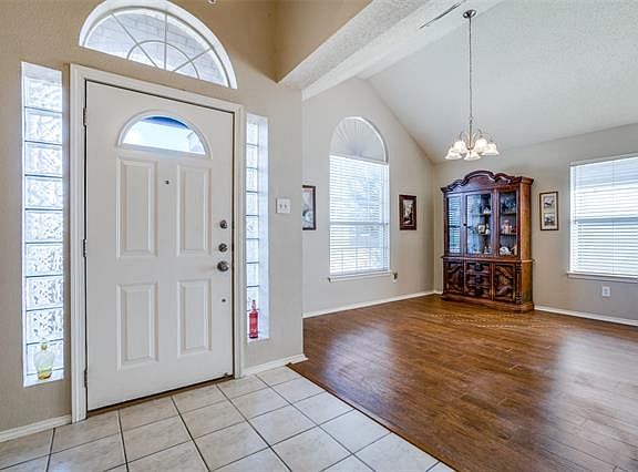 4th image of 921 Parkwood Trl